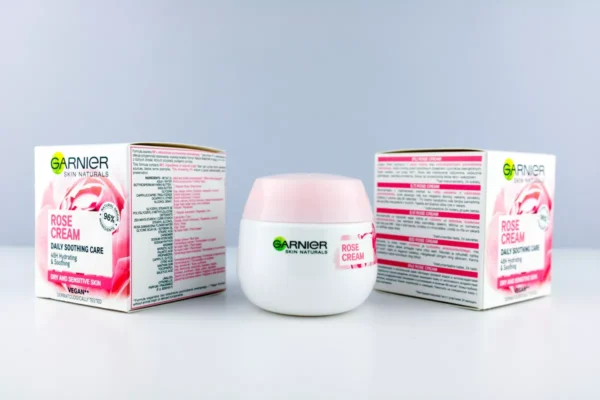 کرم رز گارنیر Skin Naturals – پاک‌کننده و آبرسان برای پوست خشک و حساس با عصاره گل رز.