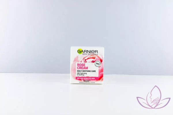 کرم رز گارنیر Skin Naturals – پاک‌کننده و آبرسان برای پوست خشک و حساس با عصاره گل رز.